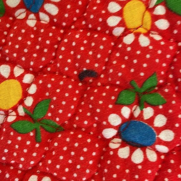 Vintage late 60s/early 70s six red quilted flower power placemats - Picture 3 of 6